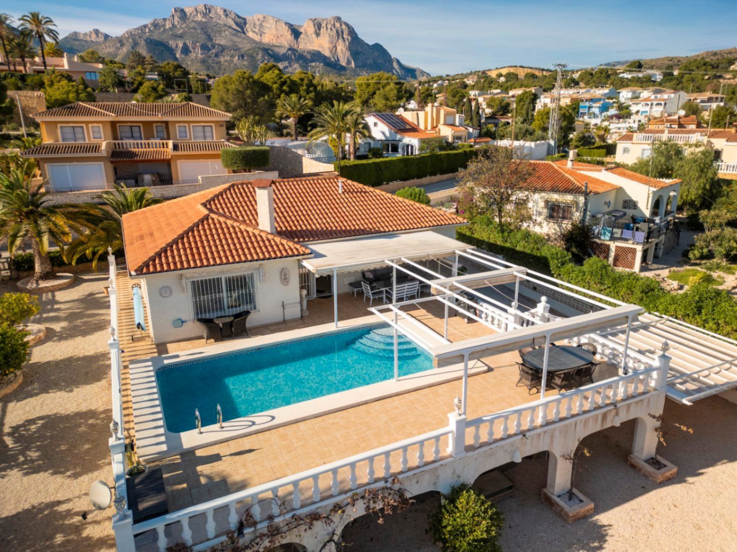 Vista exterior de Casa o xalet en venda en L'Alfàs del Pi amb Aire condicionat, Calefacció i Jardí privat