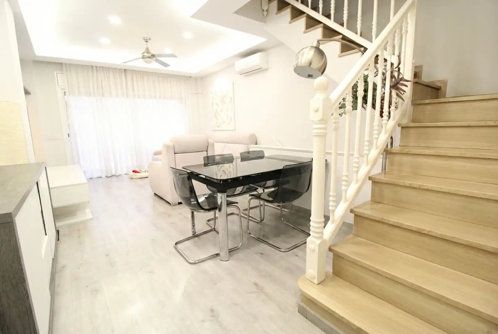 Sala de estar de Casa adosada en venta en  Barcelona Capital con Aire acondicionado, Calefacción y Parquet