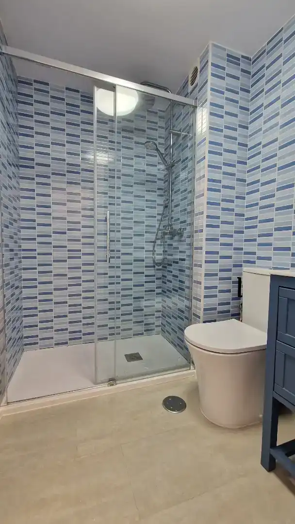Bany de Apartament de lloguer en A Coruña Capital  amb Parquet, Forn i Rentadora