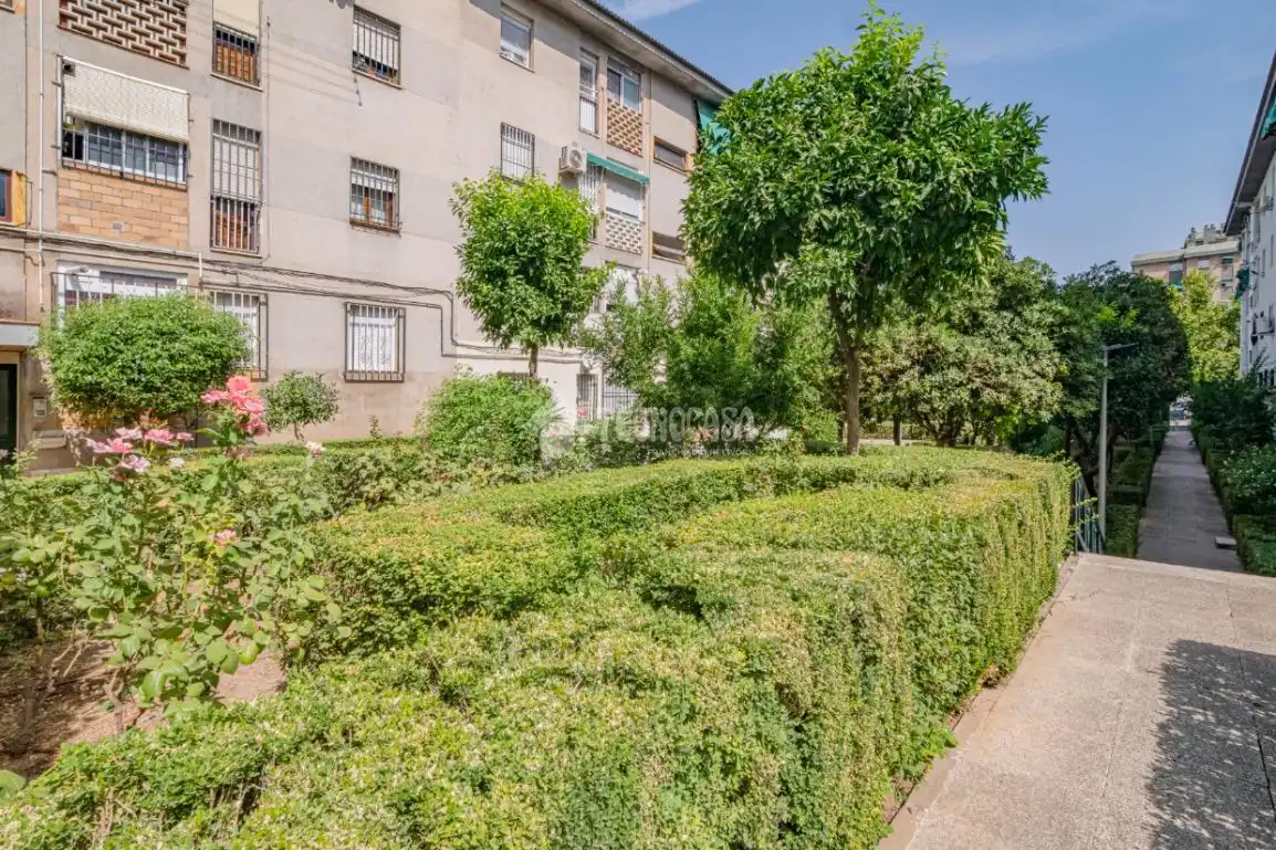 Vista exterior de Piso en venta en Granada con Calefacción, Amueblado y Balcón