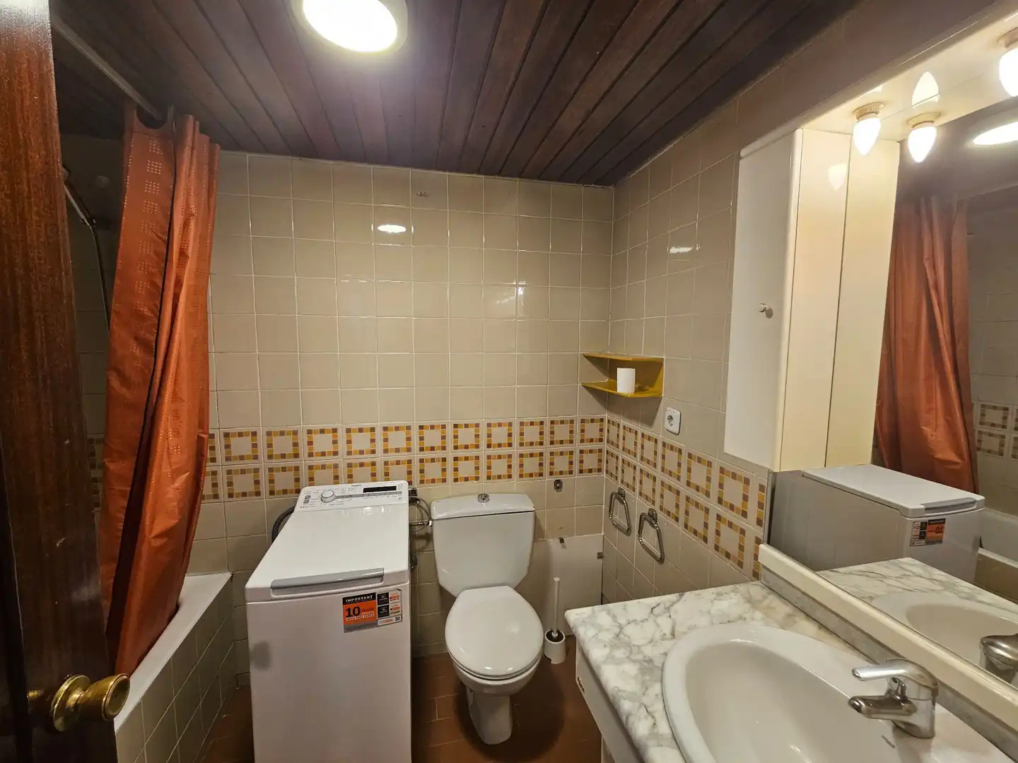 Bany de Apartament de lloguer en Madrid amb Aire condicionat, Calefacció i Terrassa
