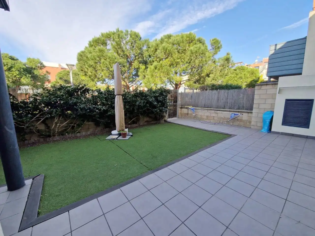 Jardí de Pis de lloguer en Cubelles amb Aire condicionat, Calefacció i Jardí privat