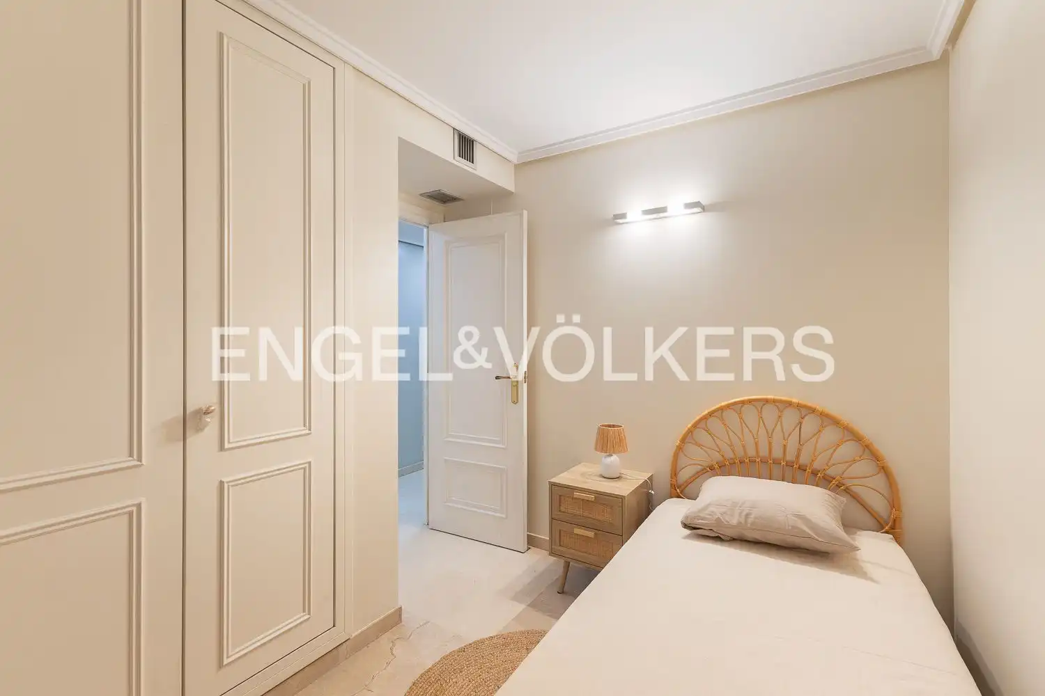 Bedroom of Flat for rent in Valencia  with Air Conditioner, Heating and Terrace