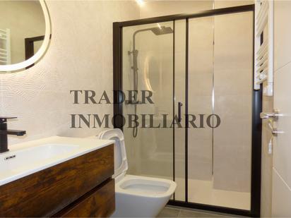 Bathroom of Flat for sale in Móstoles  with Air Conditioner and Heating