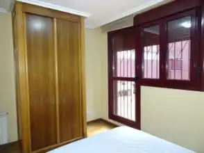 Schlafzimmer von Wohnung zur Miete in Gijón  mit Heizung, Parkett und Möbliert