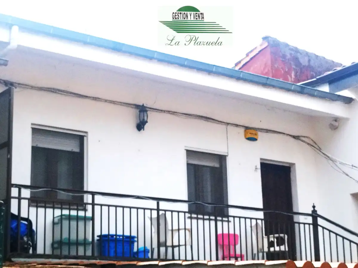 Vista exterior de Casa adosada en venda en Castro-Urdiales amb Calefacció, Terrassa i Traster
