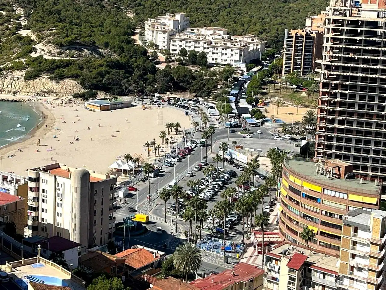 Vista exterior de Ático en venta en Benidorm con Aire acondicionado, Terraza y Piscina comunitaria