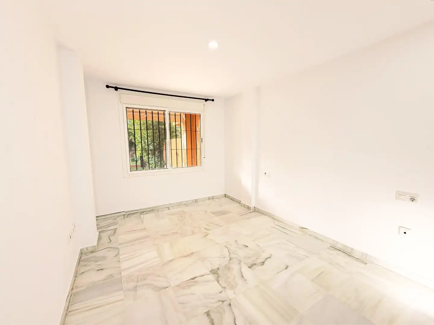 Schlafzimmer von Erdgeschoss zum Verkauf in El Puerto de Santa María mit Klimaanlage, Heizung und Privatgarten