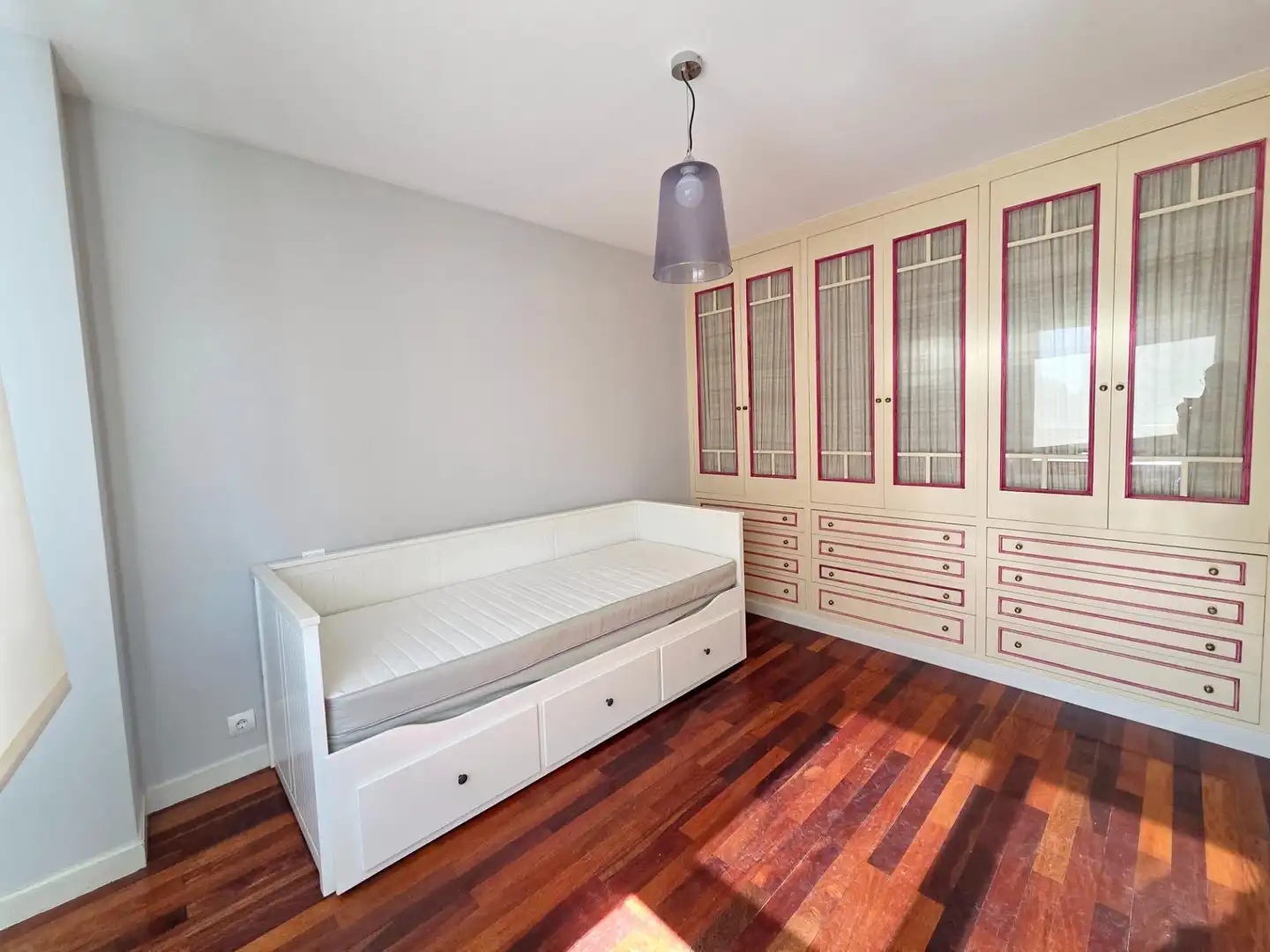 Schlafzimmer von Dachboden zur Miete in Santander mit Heizung, Privatgarten und Parkett