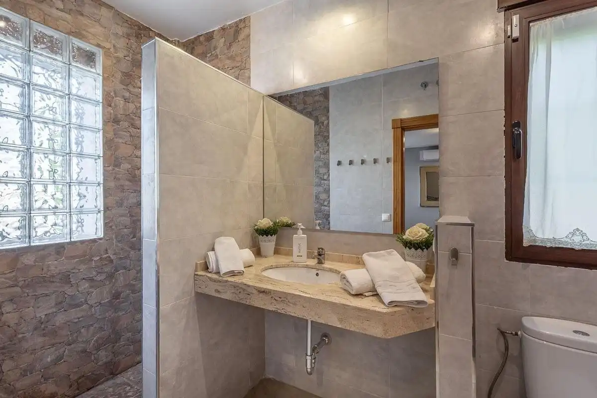 Baño de Finca rústica en venta en Atarfe con Calefacción, Jardín privado y Piscina