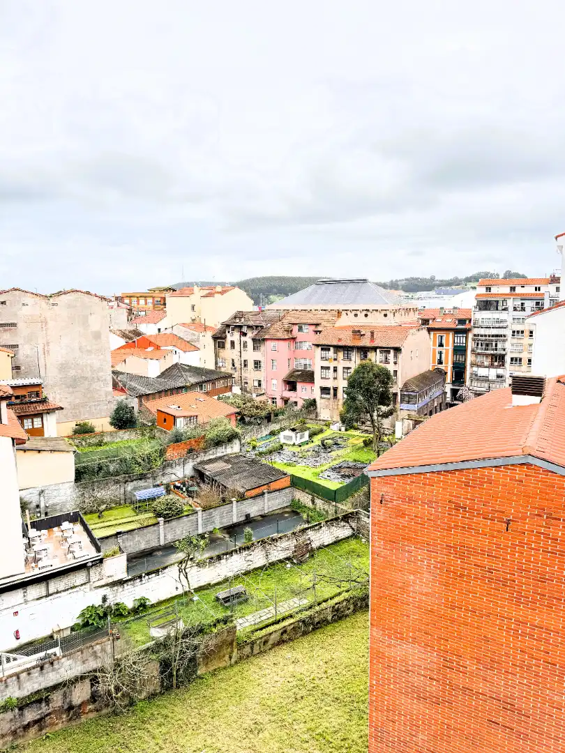 Vista exterior de Piso en venta en Avilés con Terraza y Balcón