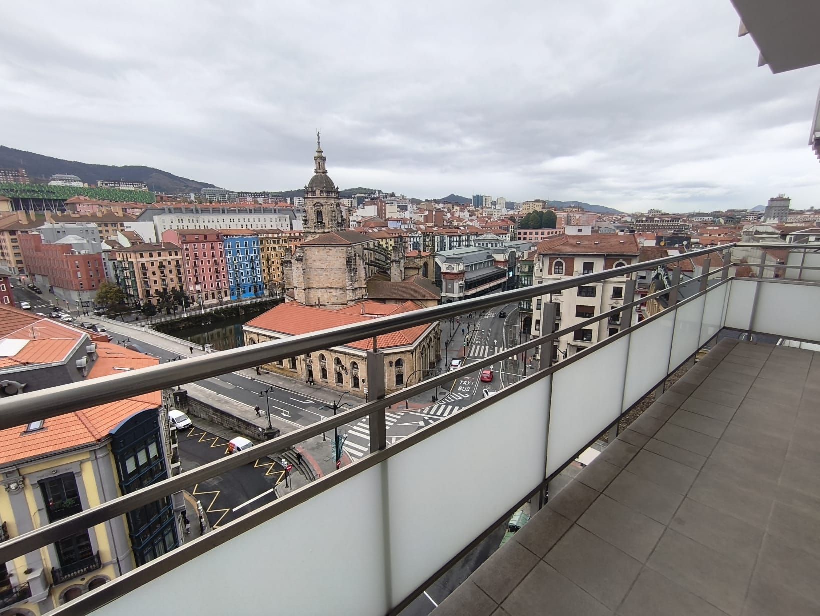 Vista exterior de Pis en venda en Bilbao  amb Calefacció, Terrassa i Balcó