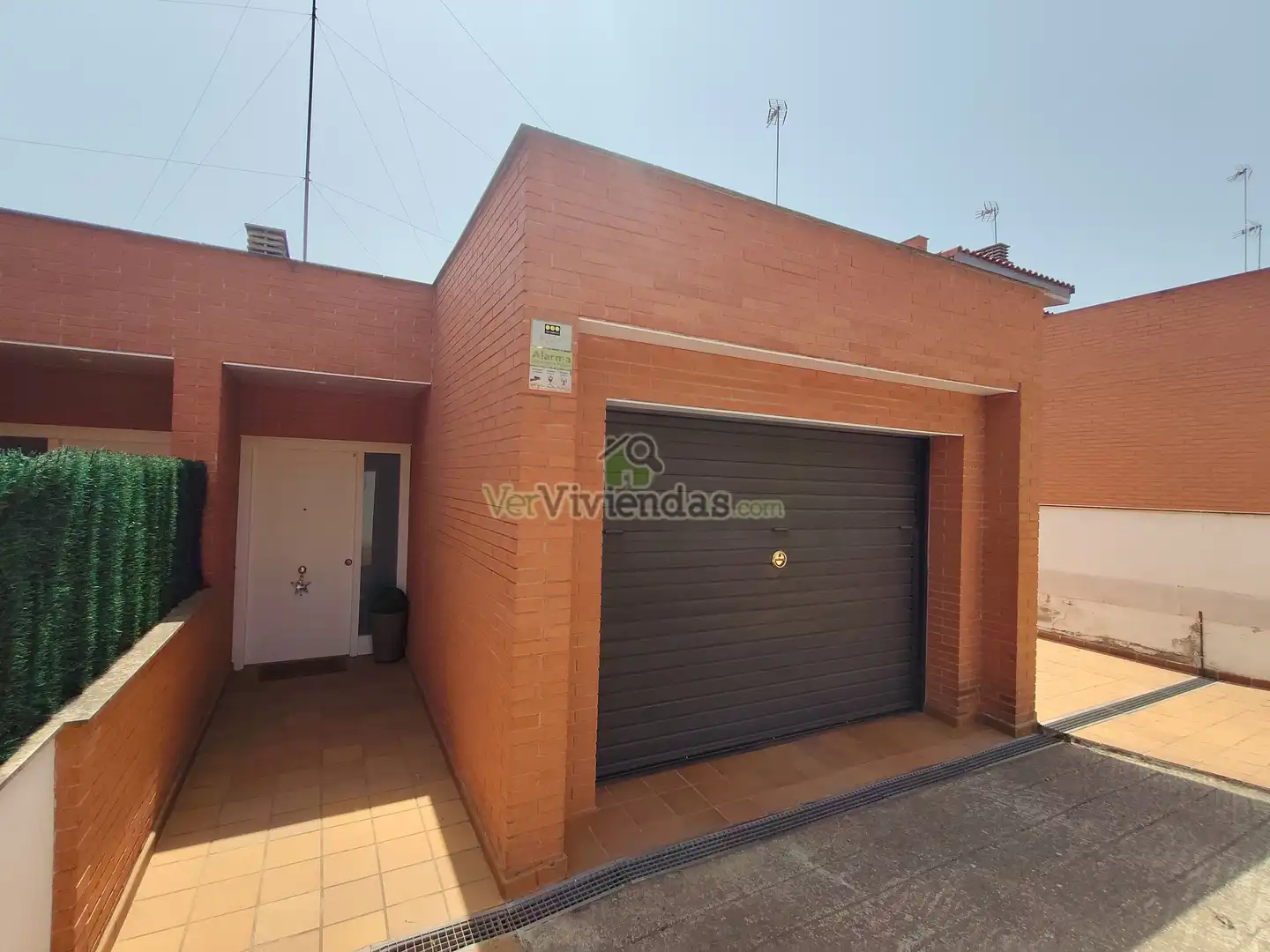 Vista exterior de Casa adosada en venda en Castellar del Vallès amb Calefacció, Jardí privat i Terrassa