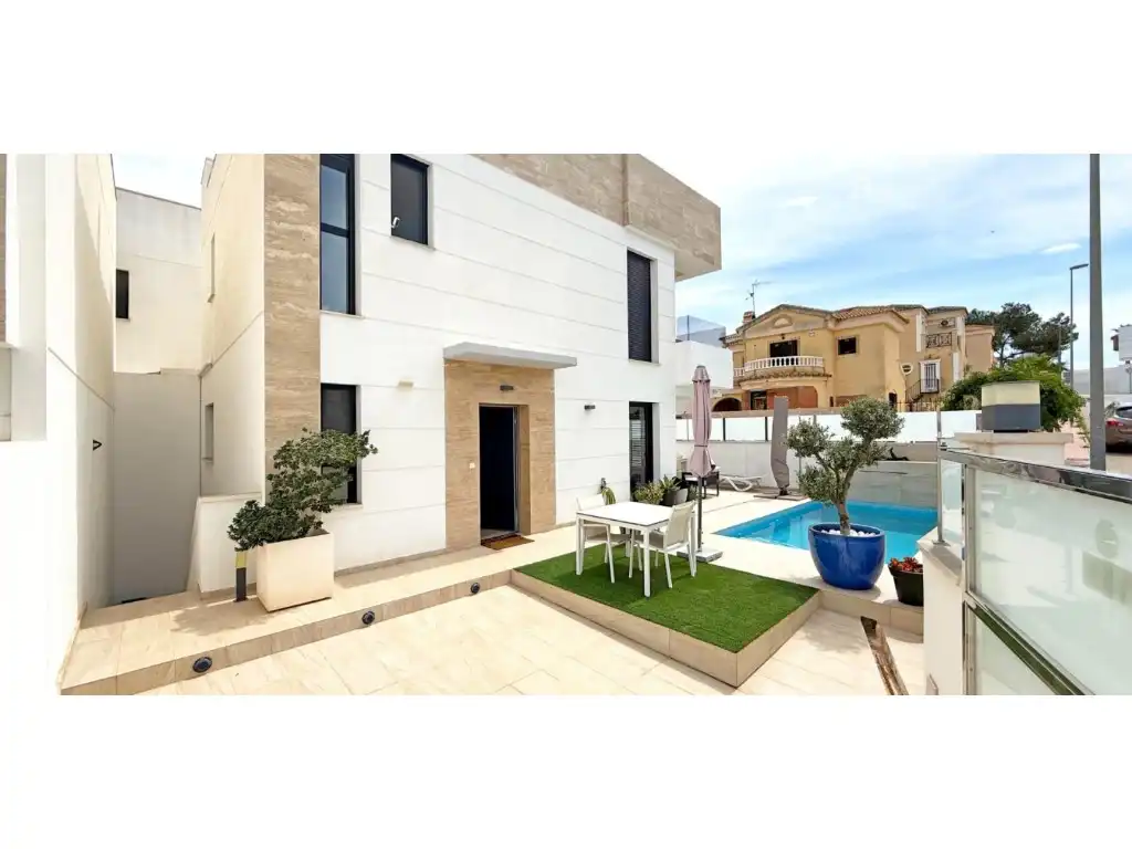 House with pool for sale in Calle la Sagra