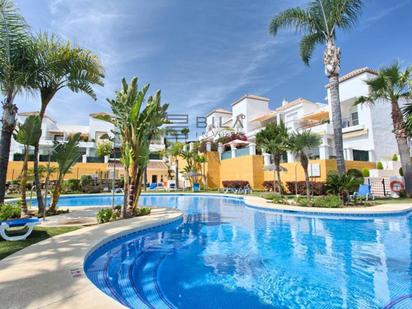 Vista exterior de Pis en venda en Marbella amb Aire condicionat, Terrassa i Piscina