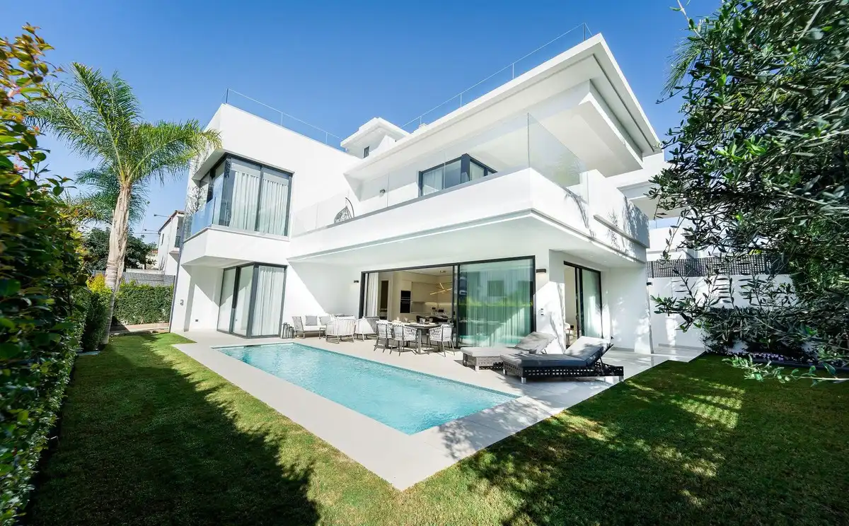 Chalet con piscina en venta en Nueva Andalucía, imagen 2