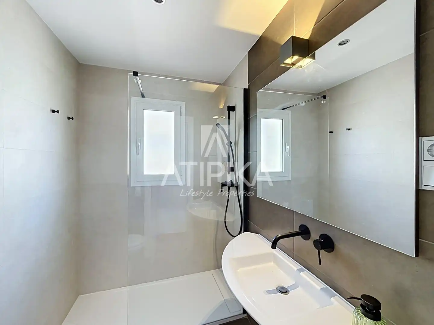 Badezimmer von Dachboden zur Miete in Barcelona mit Klimaanlage, Heizung und Terrasse