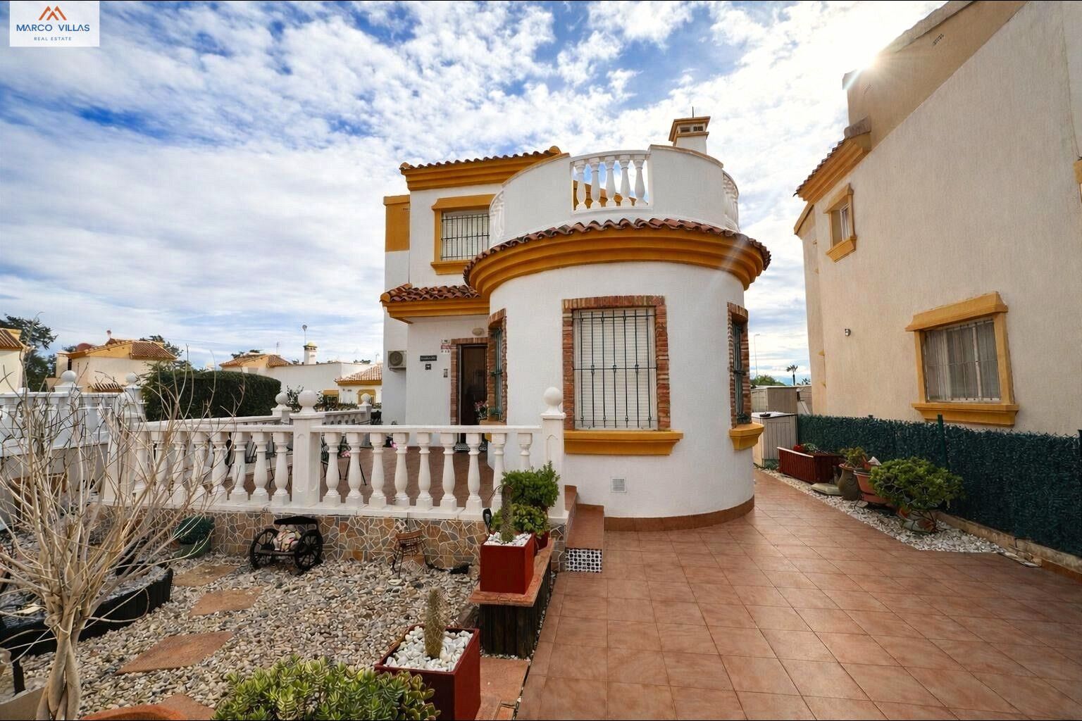 Vista exterior de Casa o xalet en venda en Guardamar del Segura amb Aire condicionat, Jardí privat i Piscina comunitària