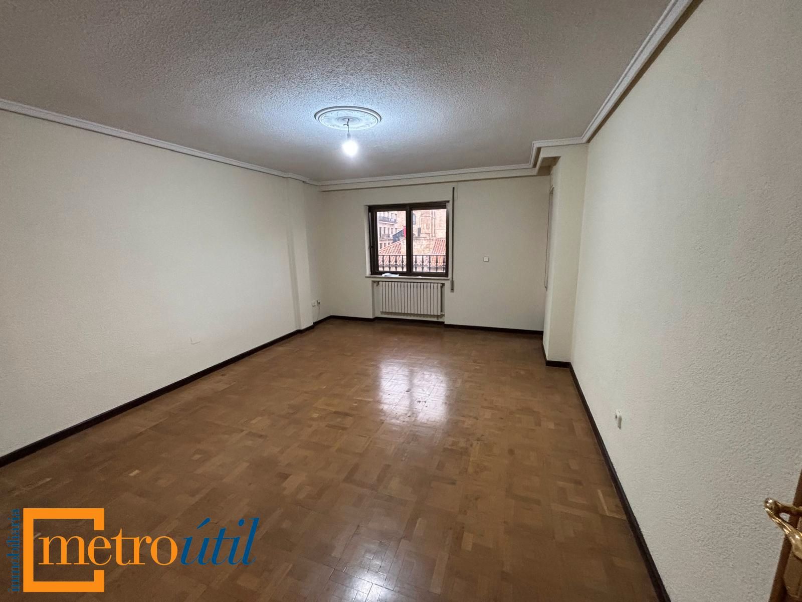 Sala d'estar de Pis en venda en Salamanca Capital amb Calefacció, Parquet i Balcó