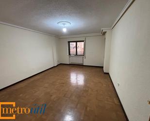 Living room of Flat for sale in Salamanca Capital  with Heating, Parquet flooring and Balcony