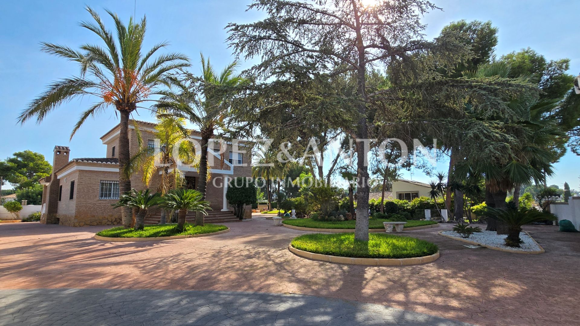 Vista exterior de Casa o xalet en venda en L'Eliana amb Aire condicionat, Calefacció i Jardí privat