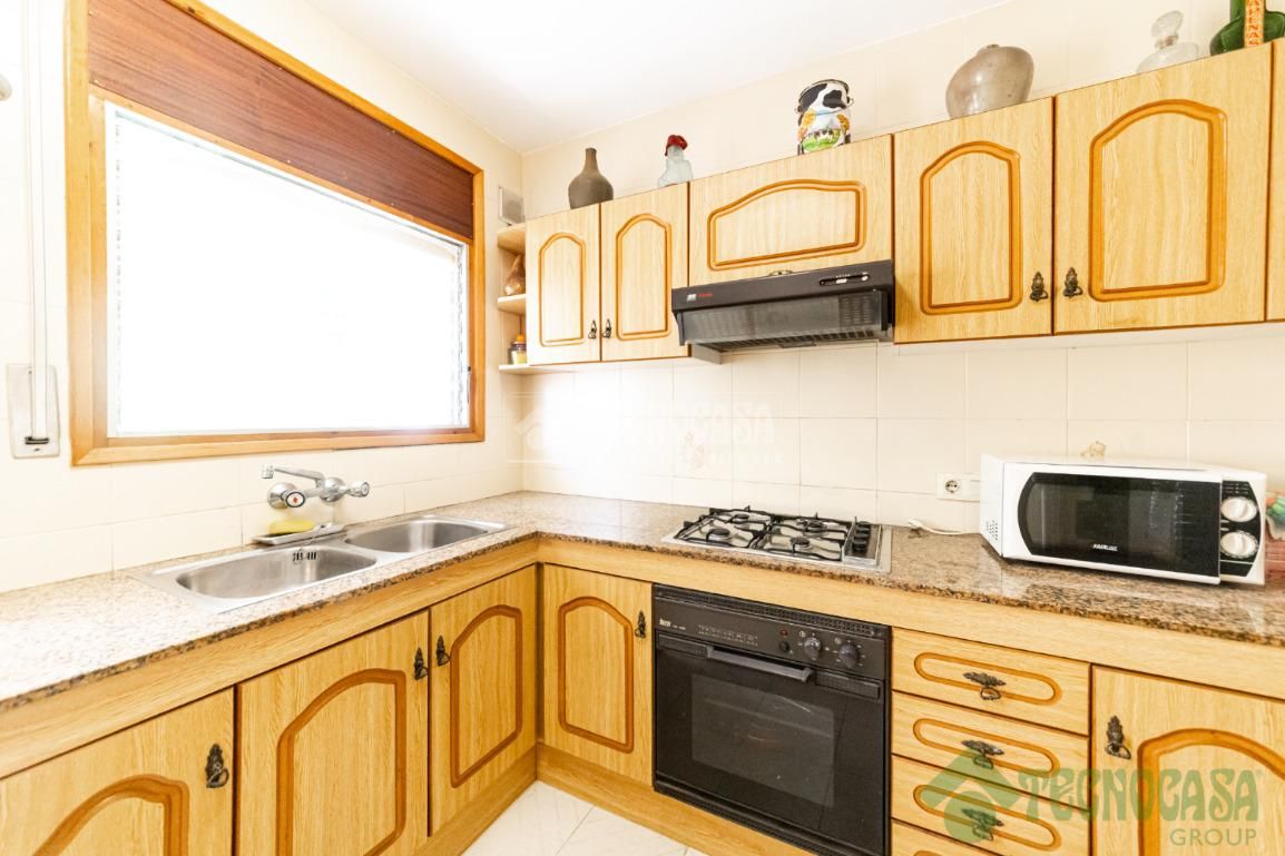 Cuina de Casa adosada en venda en Cubelles amb Jardí privat, Terrassa i Balcó