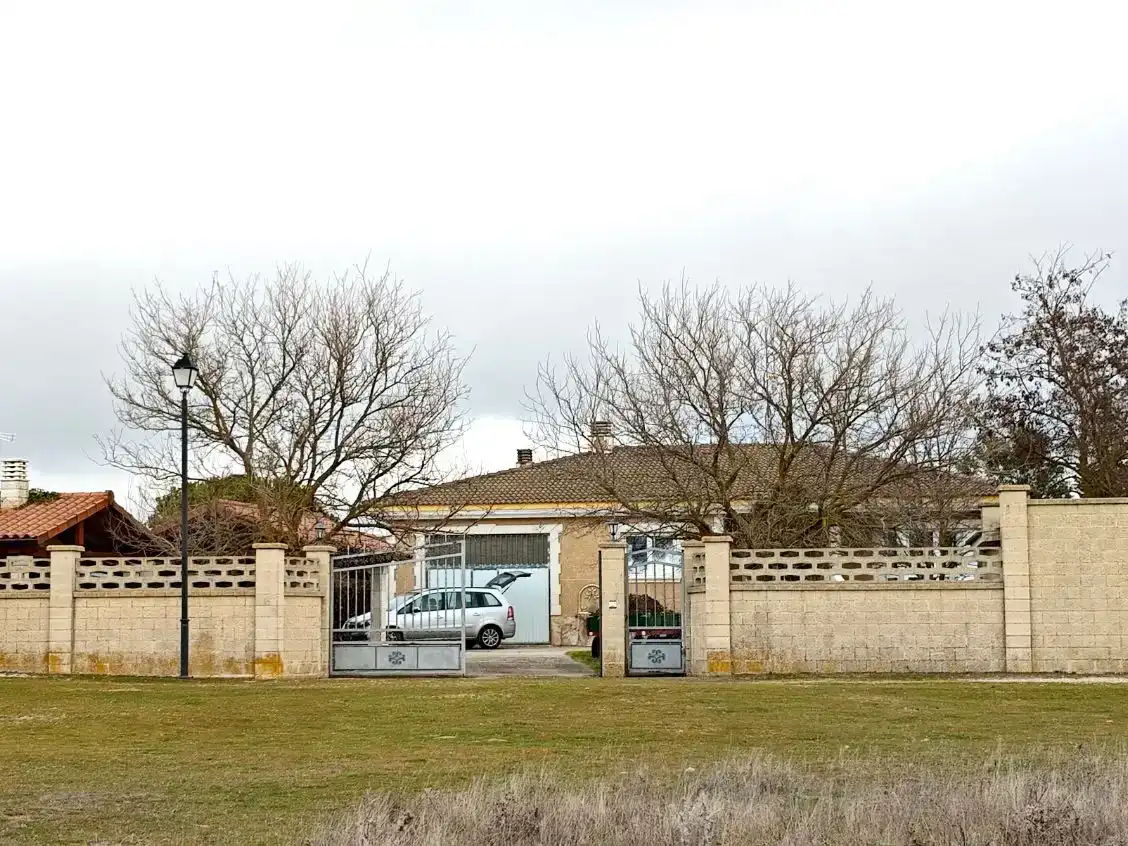 Vista exterior de Casa o xalet en venda en Autilla del Pino amb Jardí privat, Traster i Balcó