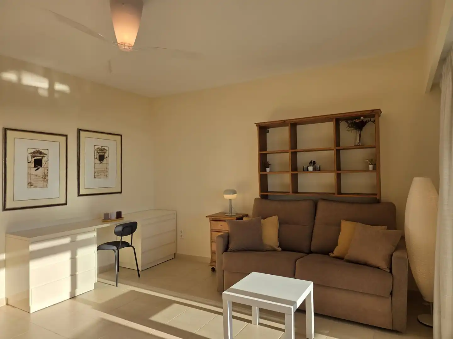 Sala d'estar de Estudi en venda en Marbella amb Terrassa, Moblat i Piscina comunitària