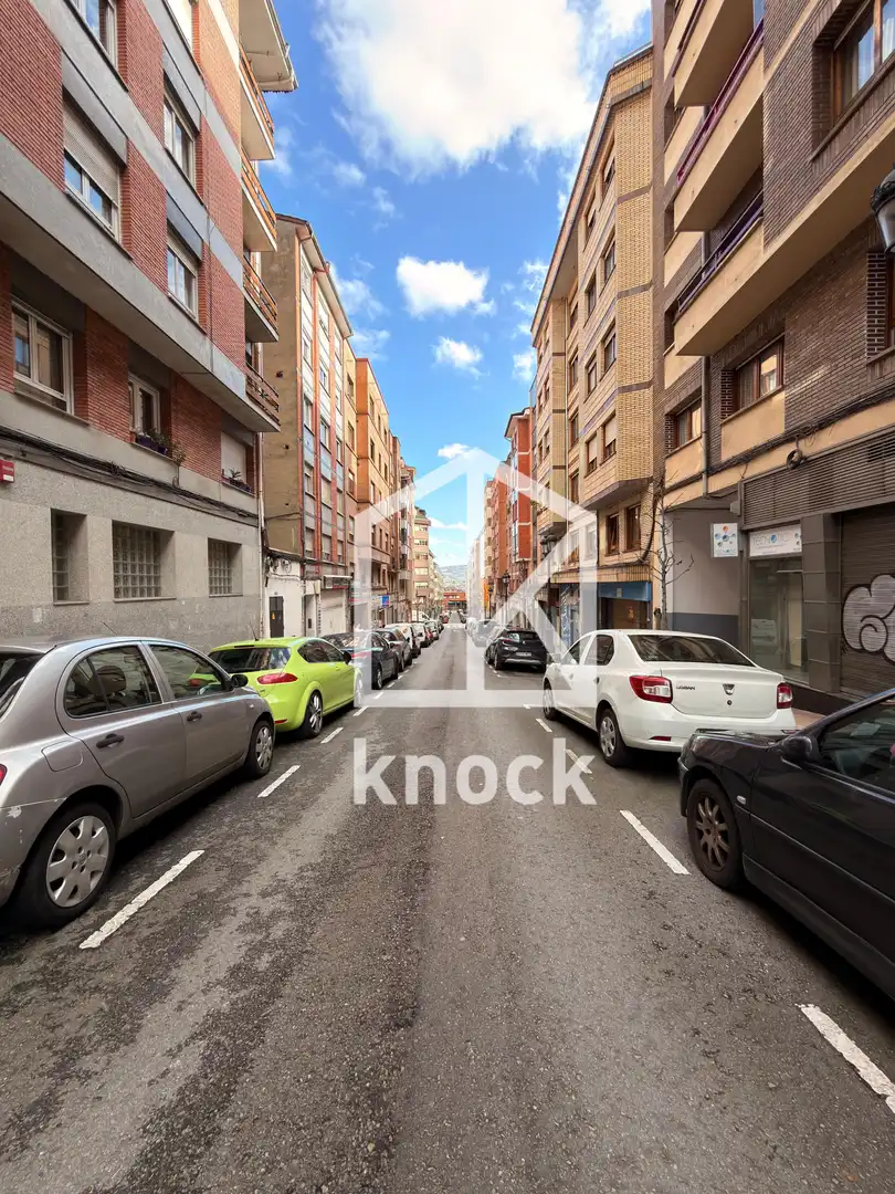 Vista exterior de Pis en venda en Oviedo  amb Calefacció, Parquet i Traster