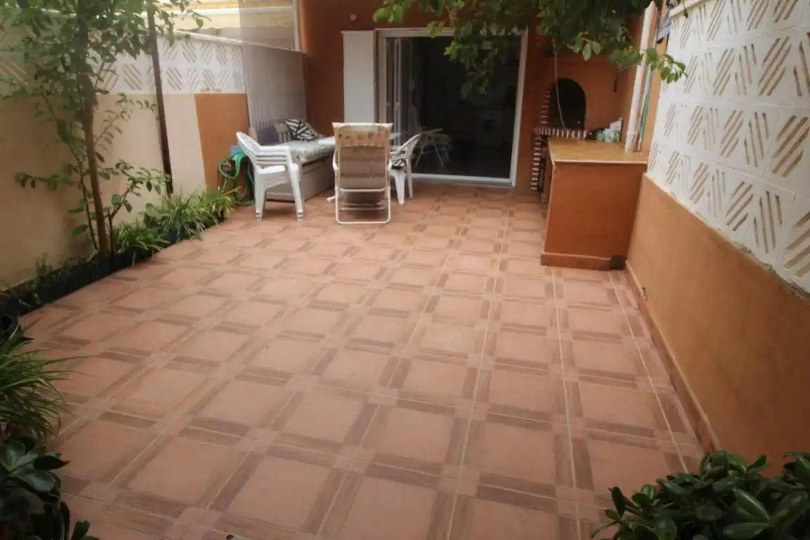 Terrassa de Casa adosada en venda en Torrevieja amb Jardí privat, Terrassa i Moblat
