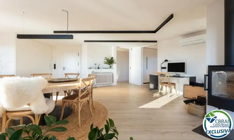 Sala d'estar de Àtic en venda en Figueres amb Aire condicionat, Calefacció i Parquet