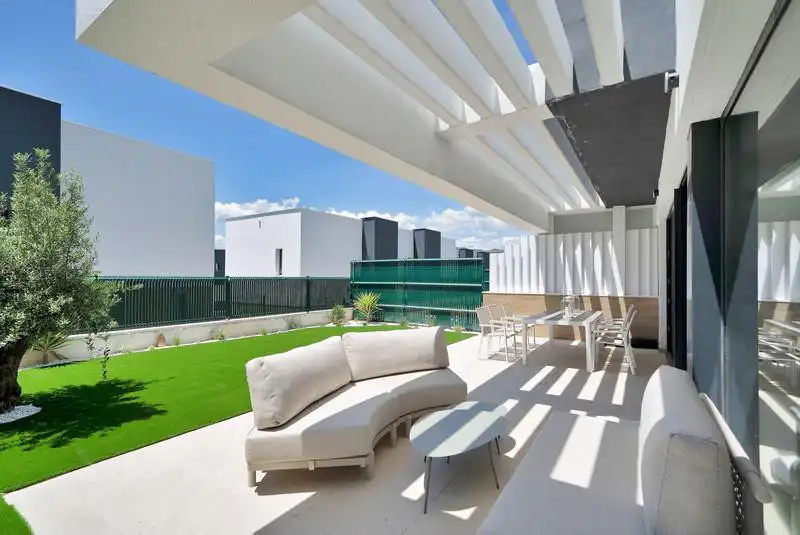 Terraza de Casa adosada de alquiler en Estepona con Aire acondicionado, Jardín privado y Terraza