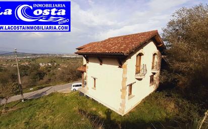 Vista exterior de Casa o xalet en venda en Villaescusa (Cantabria) amb Terrassa i Balcó