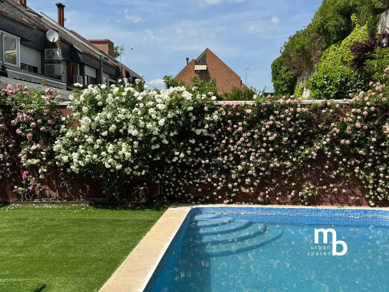 Piscina de Casa adosada en venta en Pozuelo de Alarcón con Aire acondicionado, Calefacción y Jardín privado