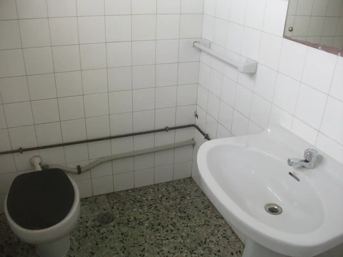 Bany de Local de lloguer en Vigo  amb Alarma
