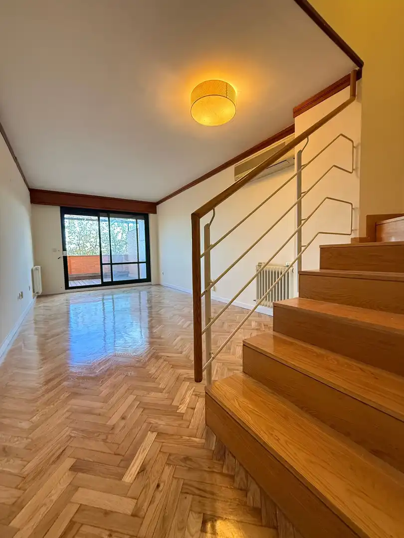 Sala de estar de Dúplex en venta en Pozuelo de Alarcón con Aire acondicionado, Trastero y Piscina comunitaria