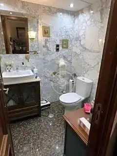 Bany de Casa o xalet en venda en Linares amb Aire condicionat, Jardí privat i Terrassa
