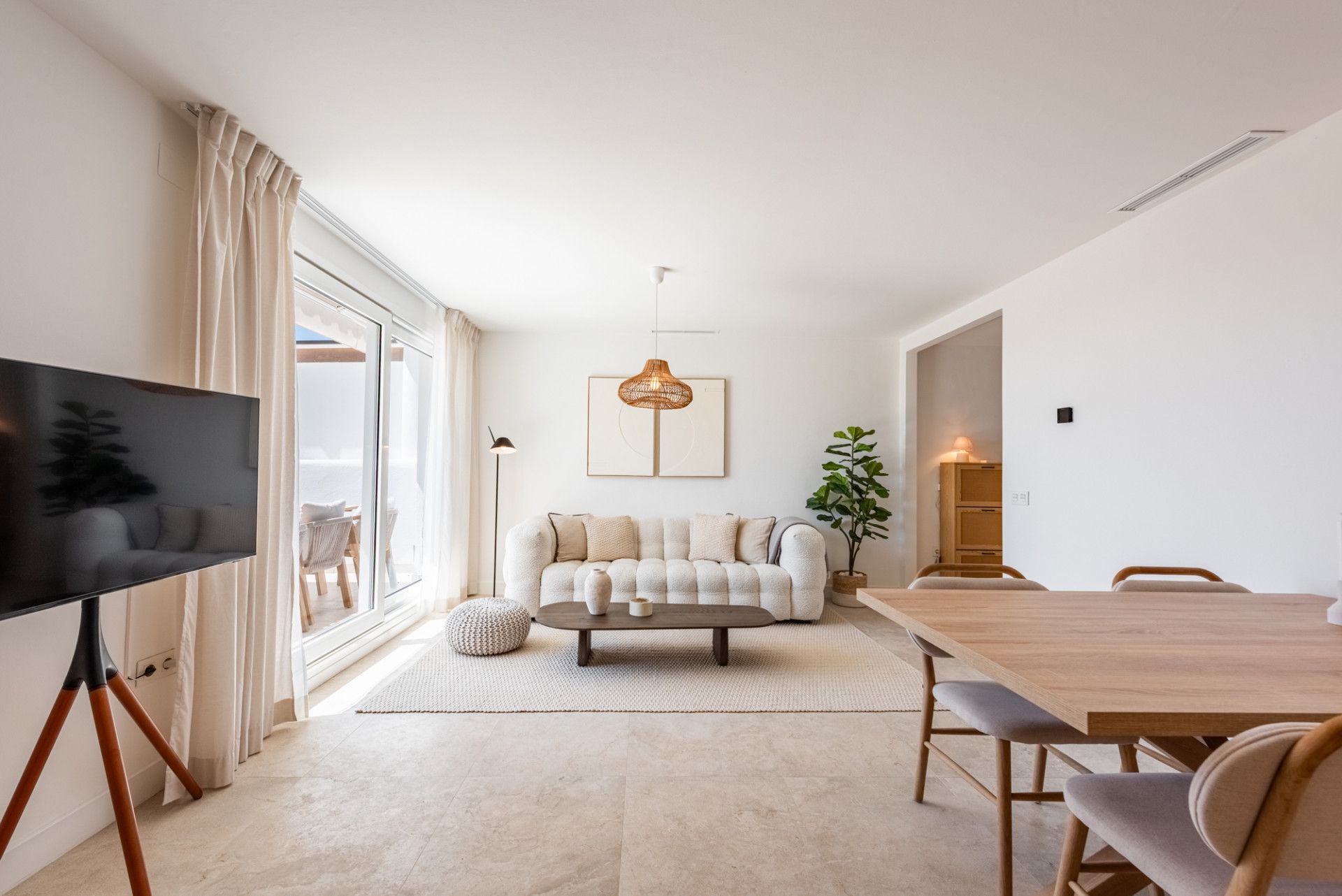 Sala d'estar de Àtic en venda en Marbella amb Aire condicionat, Terrassa i Piscina