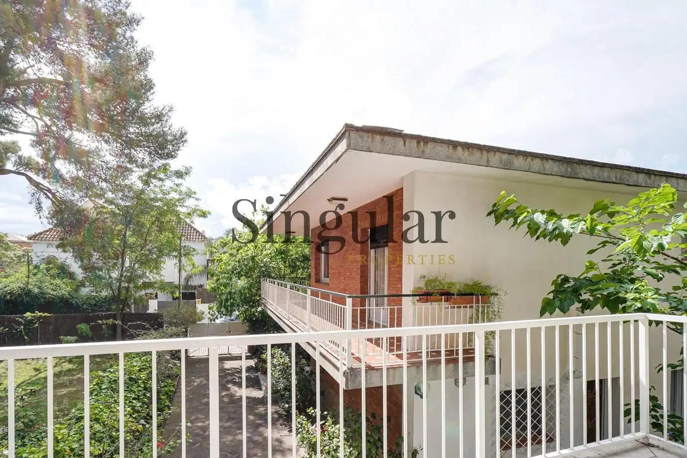 Vista exterior de Casa o xalet en venda en Castelldefels amb Jardí privat i Terrassa