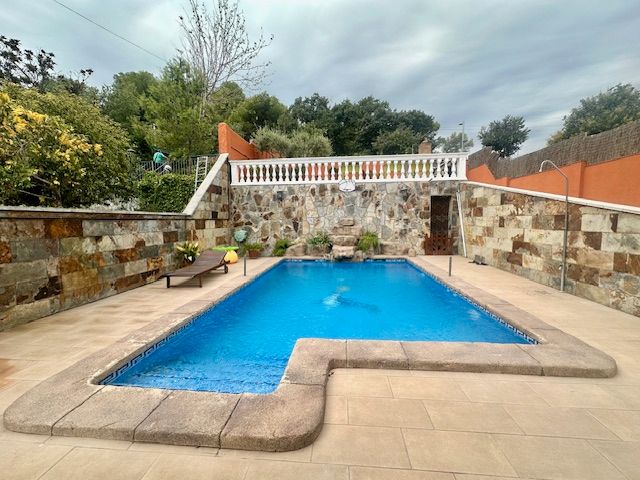 Piscina de Casa o chalet en venta en Montcada i Reixac con Calefacción, Jardín privado y Terraza