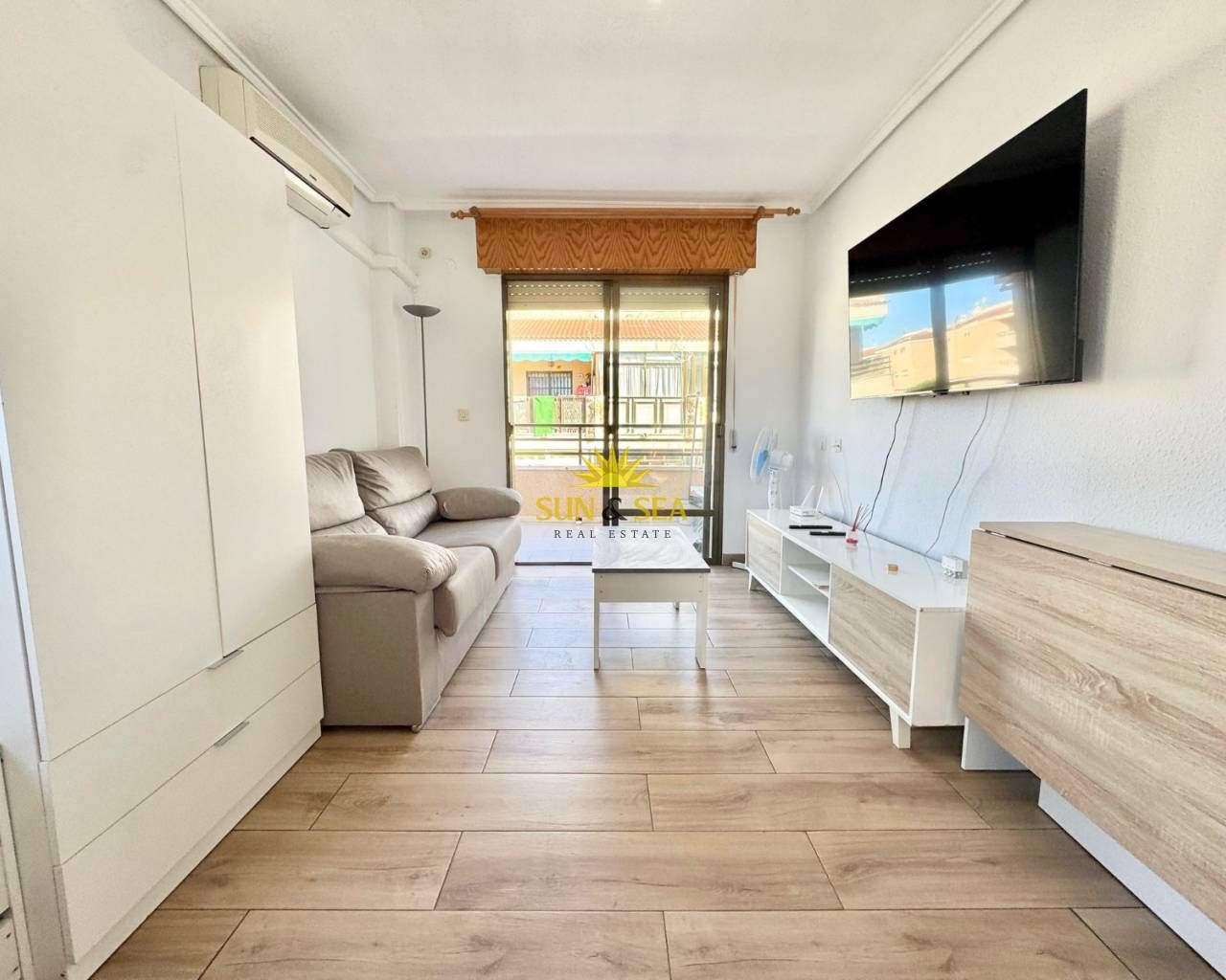 Sala de estar de Estudio de alquiler en Torrevieja con Aire acondicionado, Calefacción y Terraza