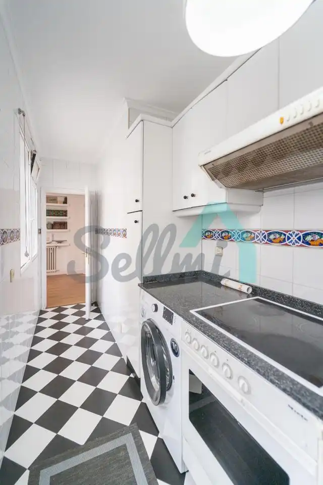 Cocina de Ático de alquiler en Oviedo  con Calefacción y Terraza