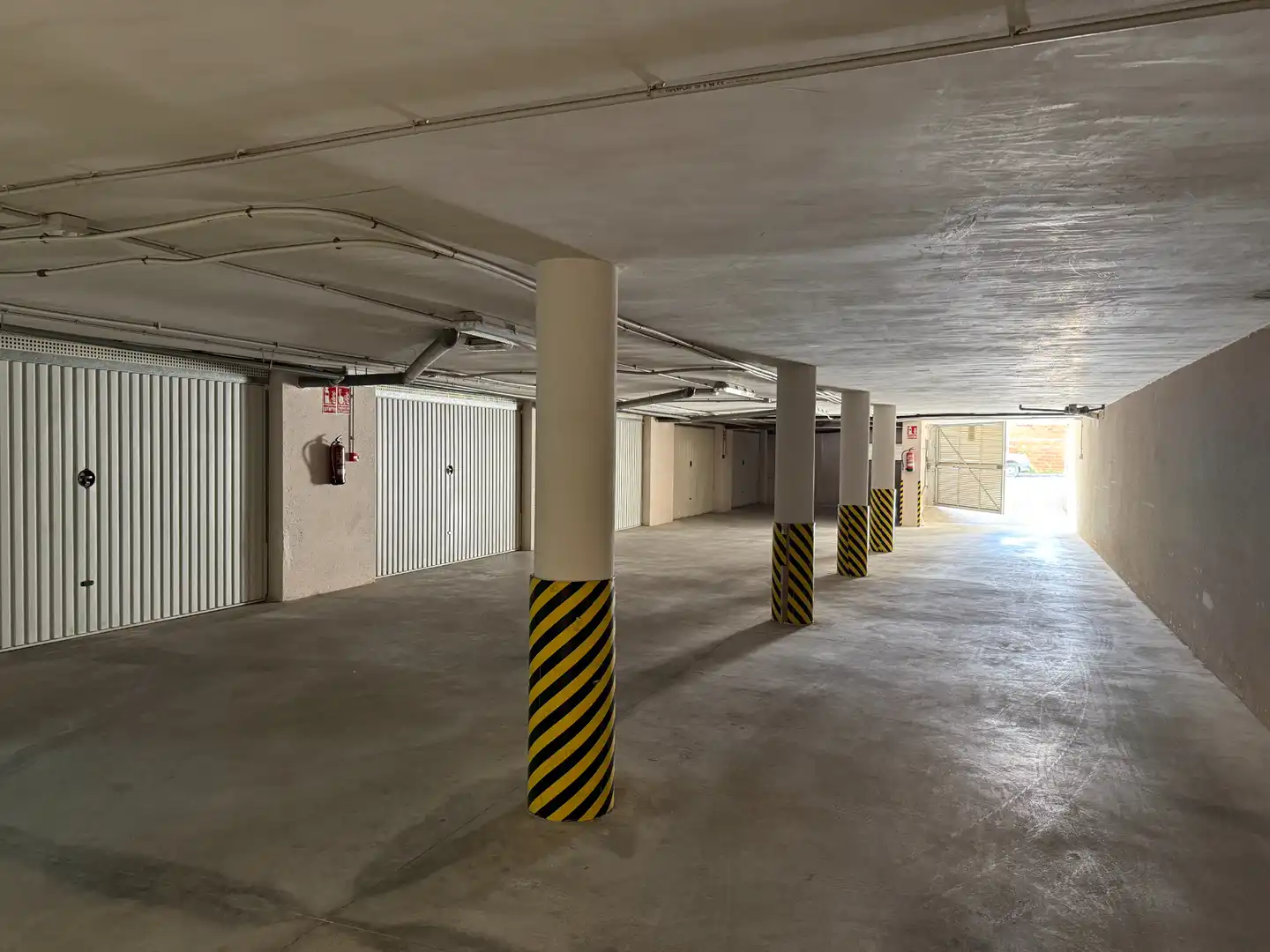 Parkplatz von Einfamilien-Reihenhaus zum Verkauf in La Pobla del Duc mit Klimaanlage, Heizung und Terrasse
