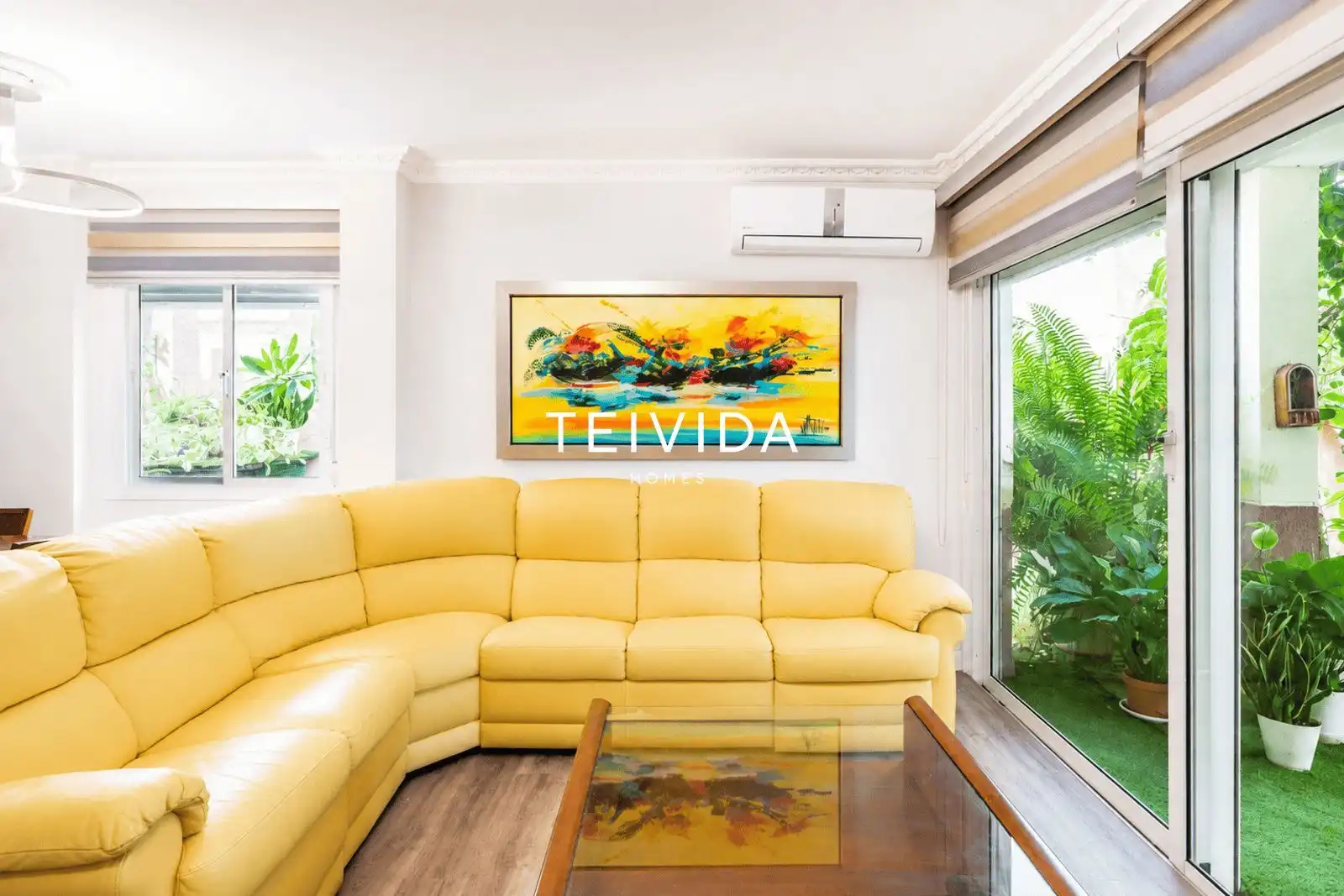 Sala d'estar de Casa adosada en venda en Adeje amb Aire condicionat, Jardí privat i Terrassa