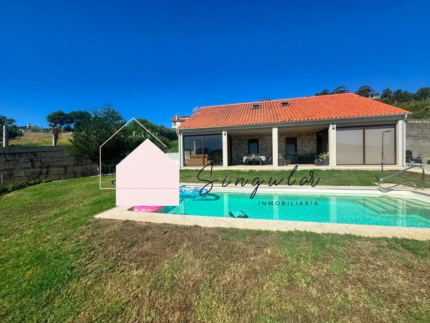 Piscina de Casa adosada de alquiler en Nigrán con Jardín privado y Piscina comunitaria