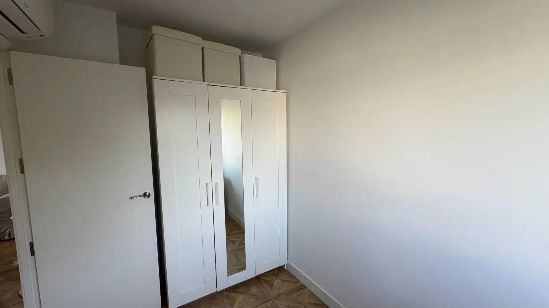 Schlafzimmer von Wohnung zur Miete in Madrid mit Klimaanlage, Heizung und Möbliert