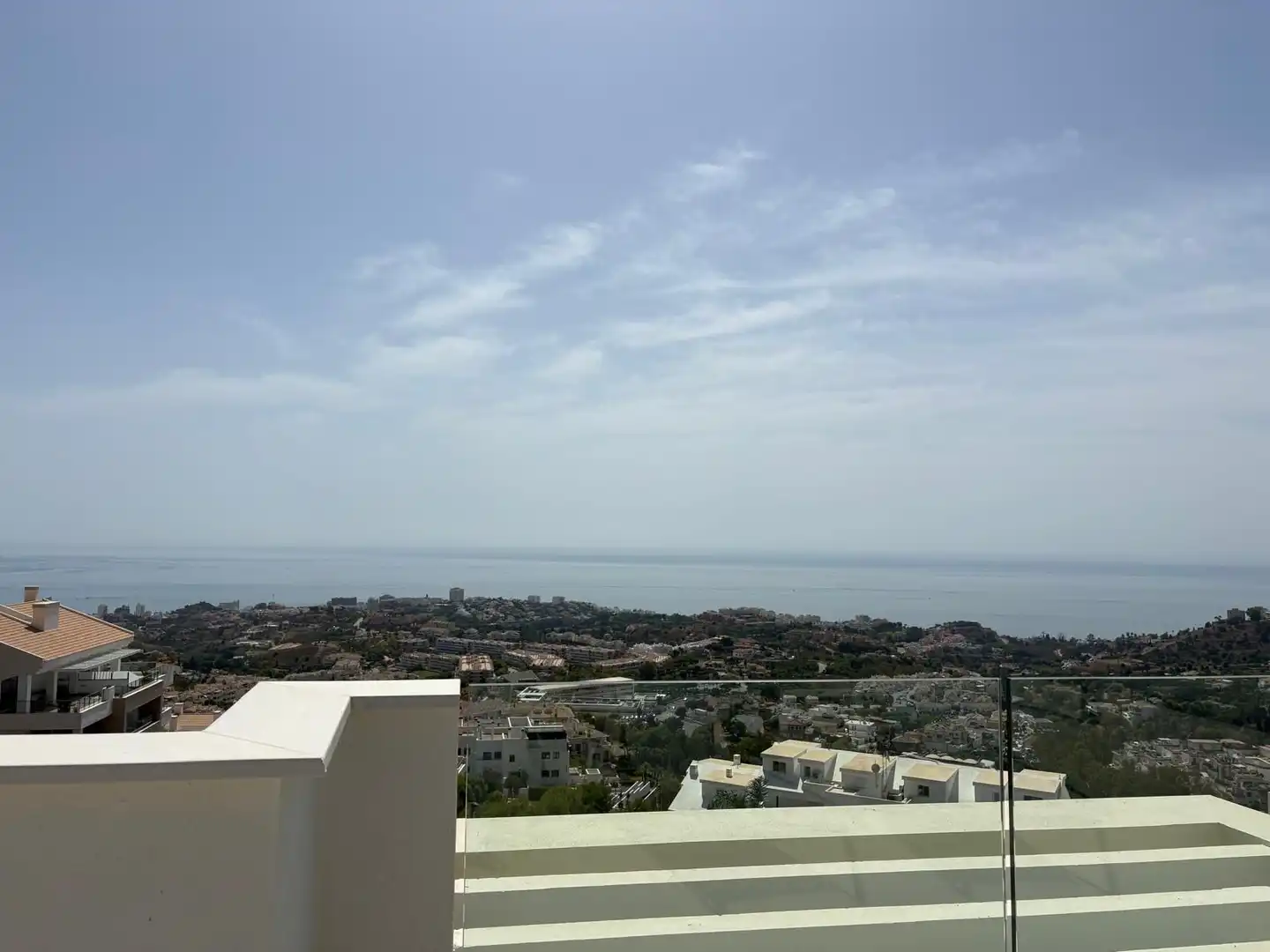 Vista exterior de Àtic de lloguer en Benalmádena amb Aire condicionat, Calefacció i Jardí privat