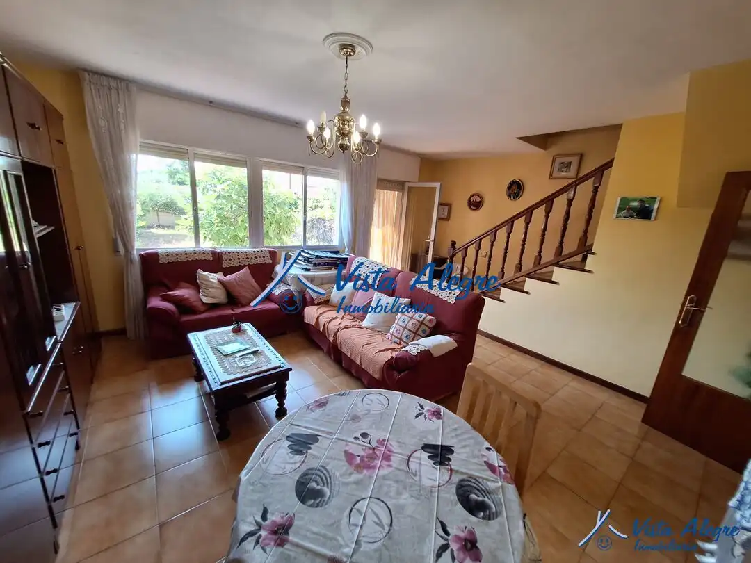 Sala d'estar de Casa adosada en venda en Anguciana amb Calefacció, Jardí privat i Traster