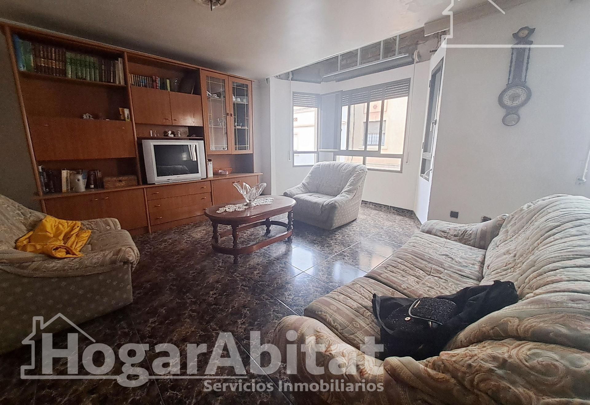 Sala d'estar de Casa o xalet en venda en Castellón de la Plana / Castelló de la Plana amb Terrassa, Traster i Moblat