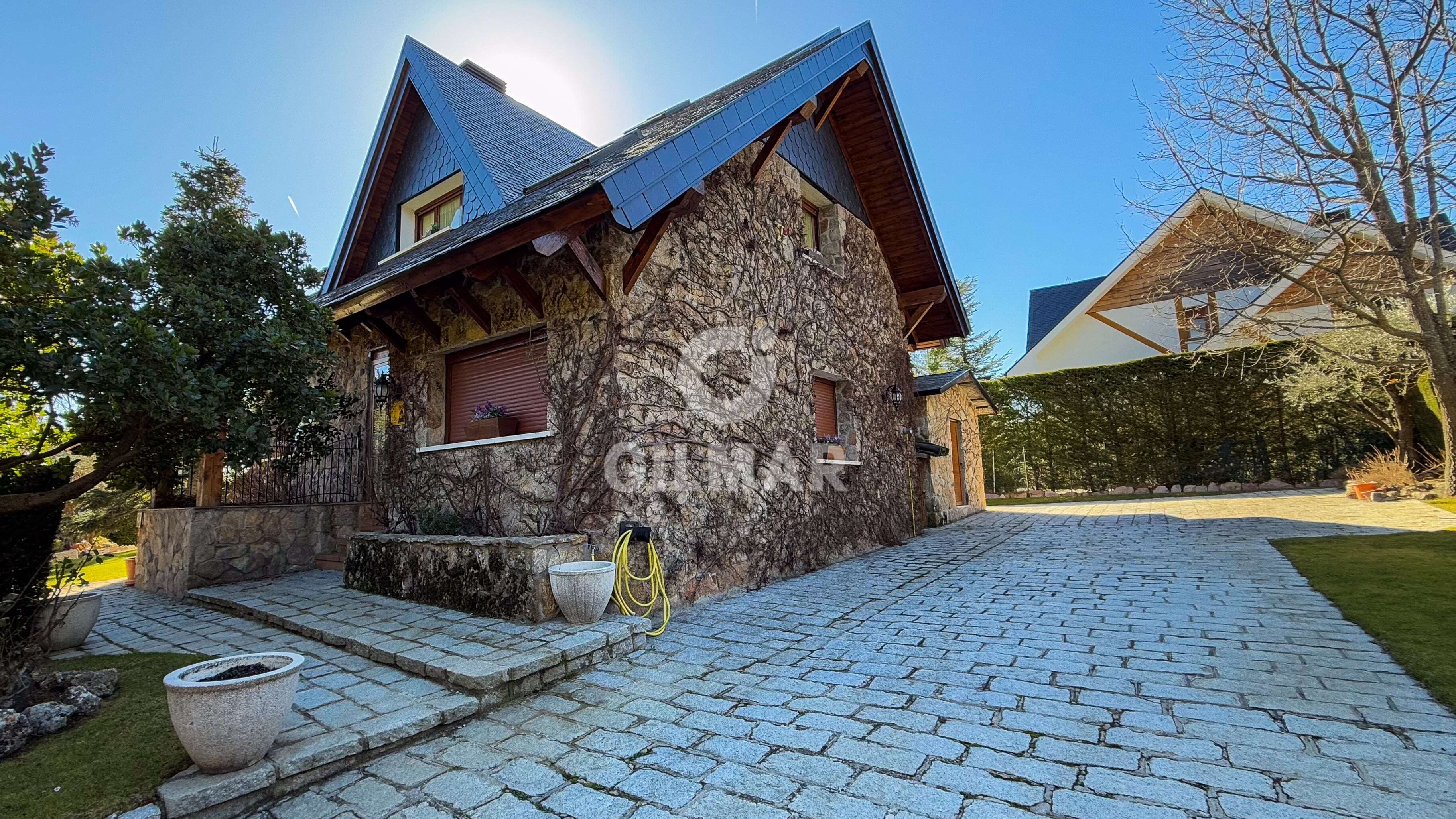 Vista exterior de Casa o xalet en venda en Navacerrada amb Calefacció, Jardí privat i Piscina